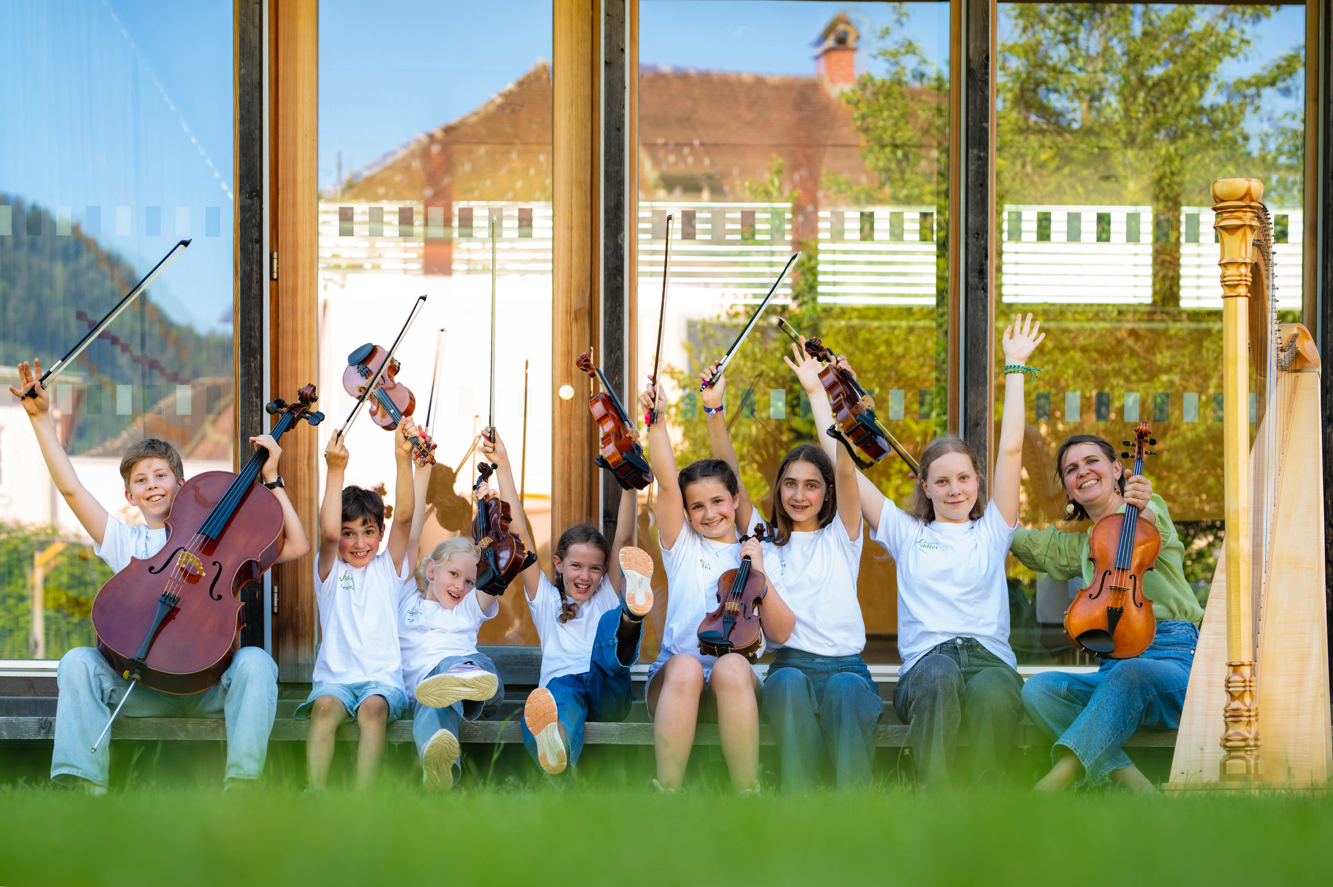 Druschauna Fiddler Gruppenbild mit Instrumenten