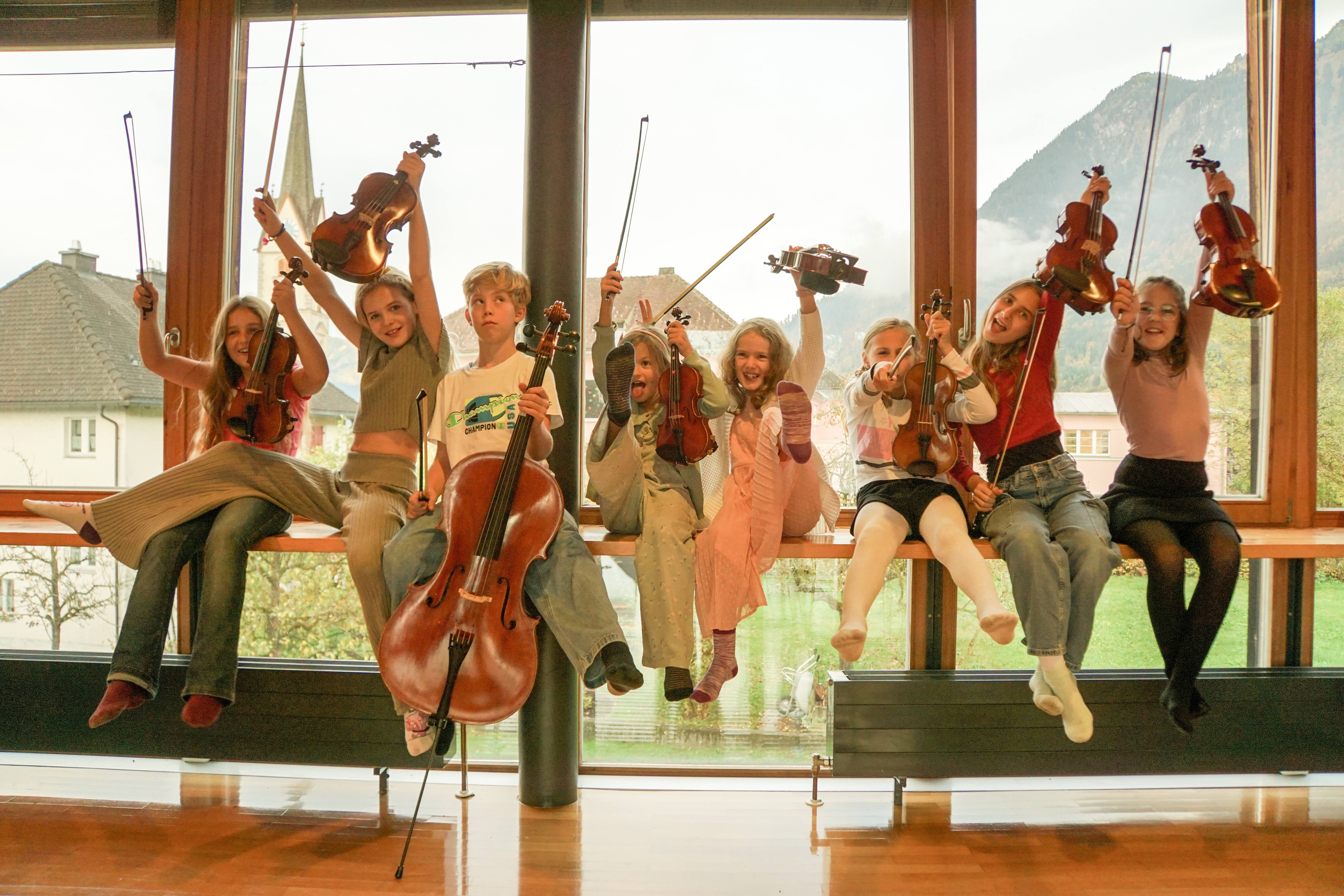 Druschauna Fiddler - Junge Musiker mit Geigen