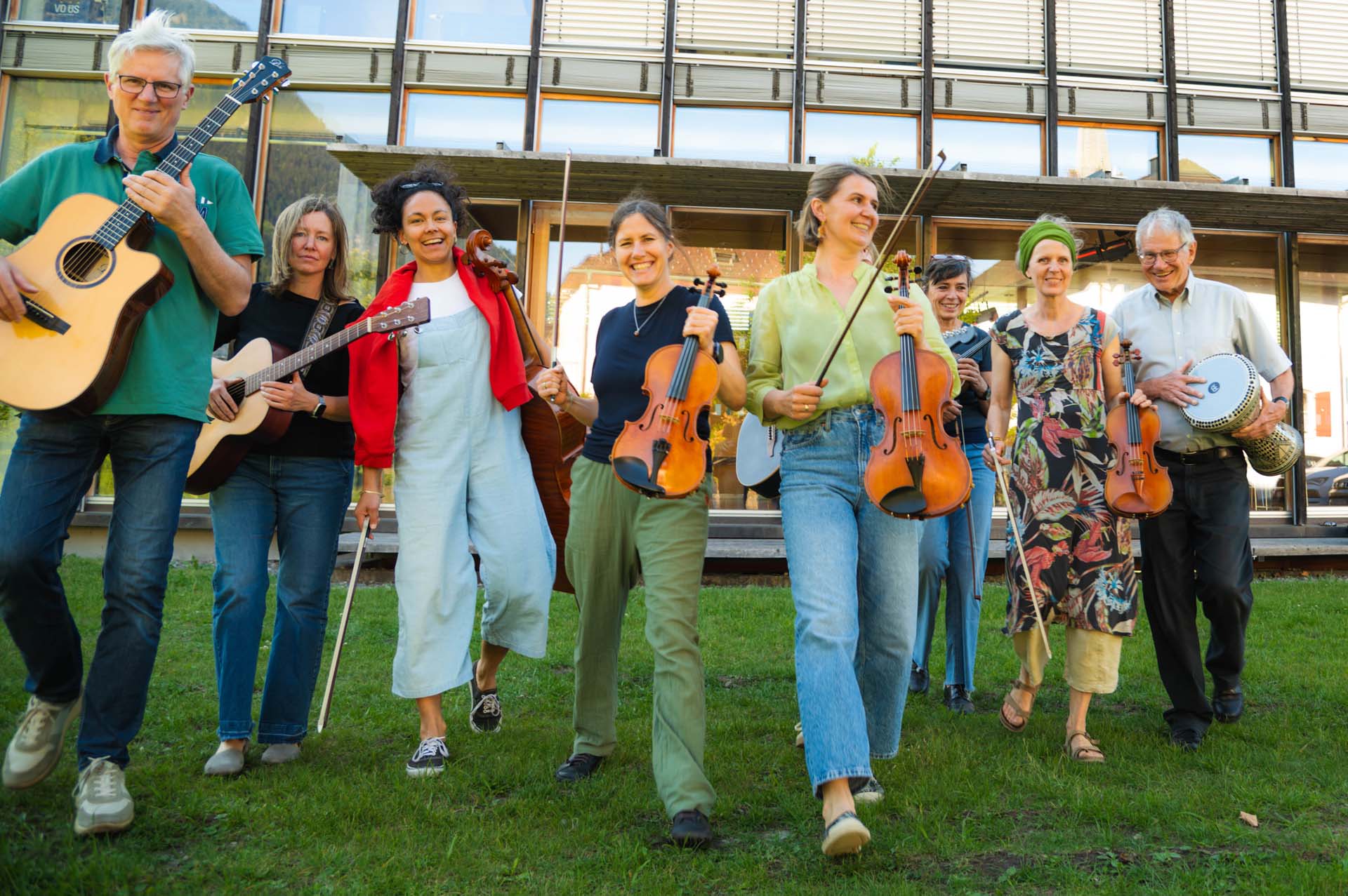 Druschauna Folkestra in Bewegung