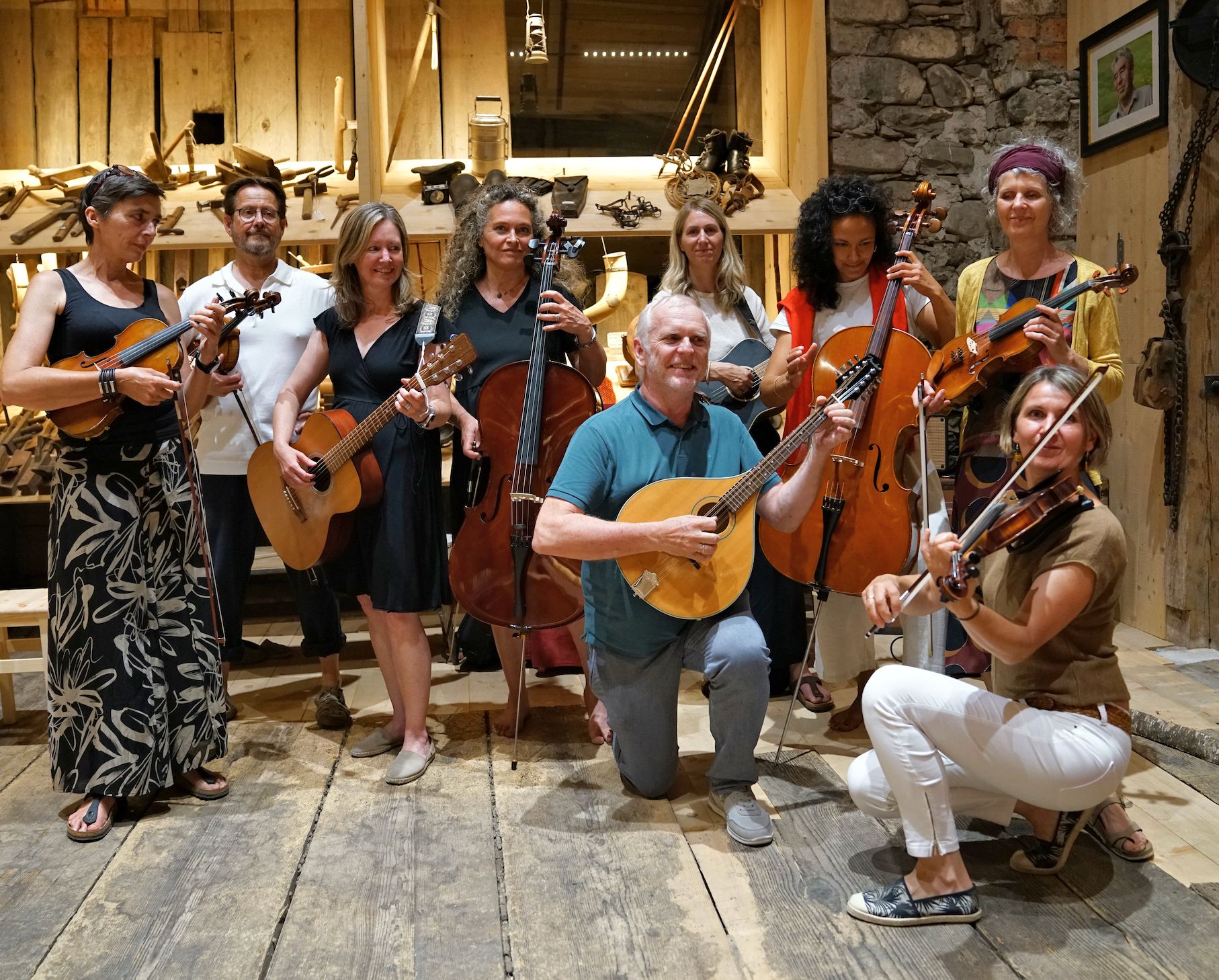 Druschauna Folkestra - Die ganze Gruppe mit Instrumenten