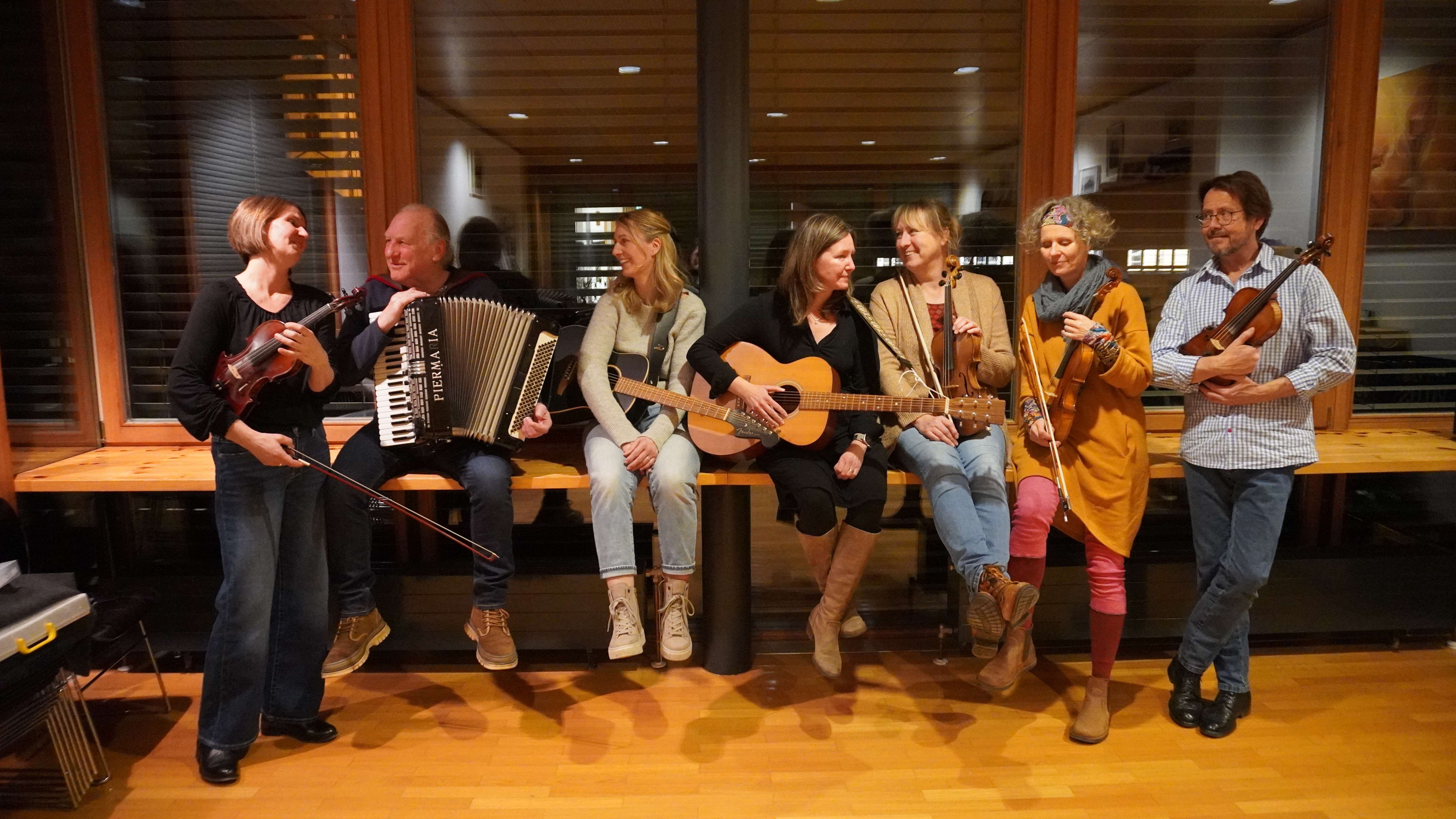 Folkestra Gruppe auf der Bank