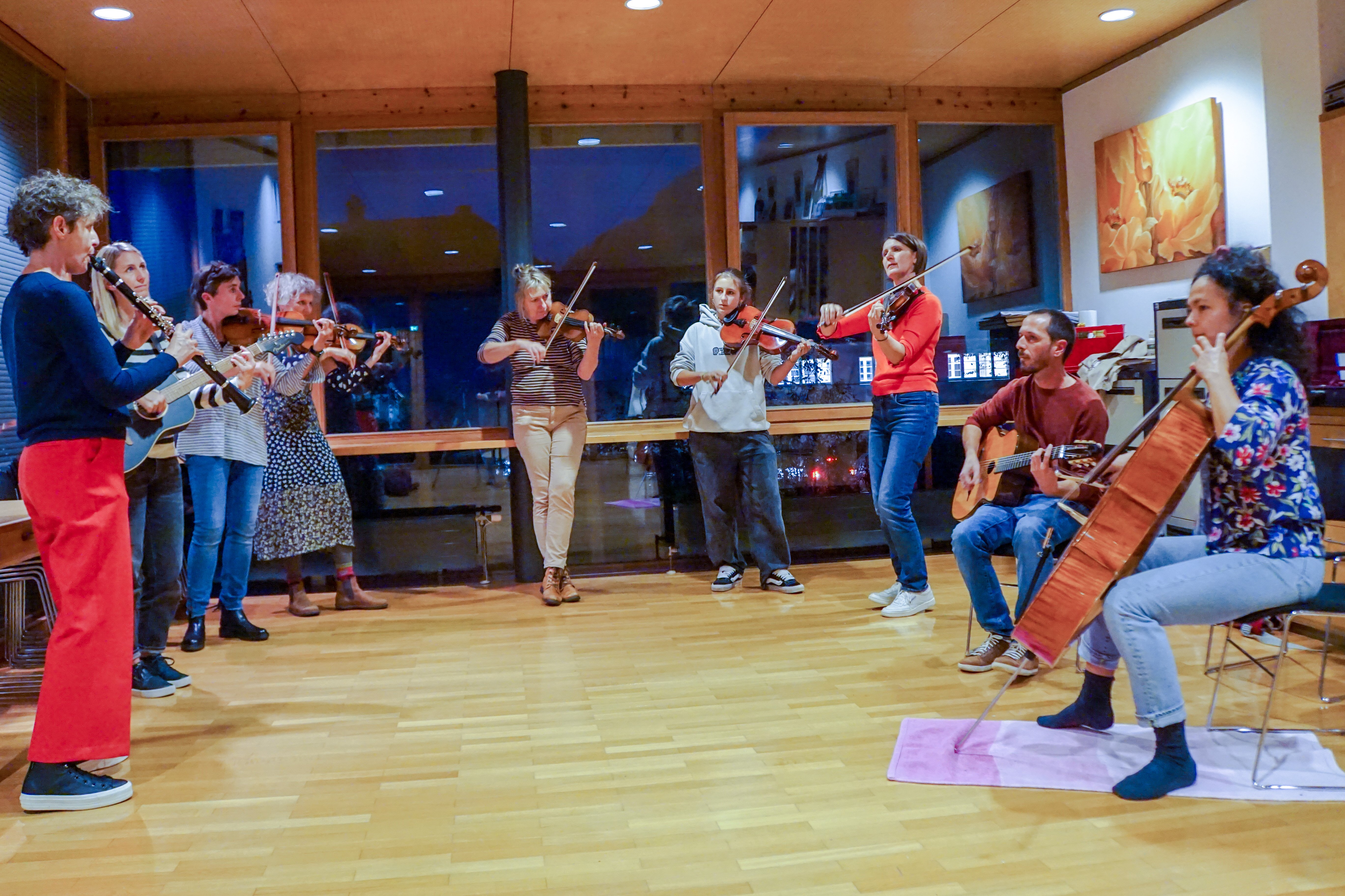 Folkestra im Proberaum